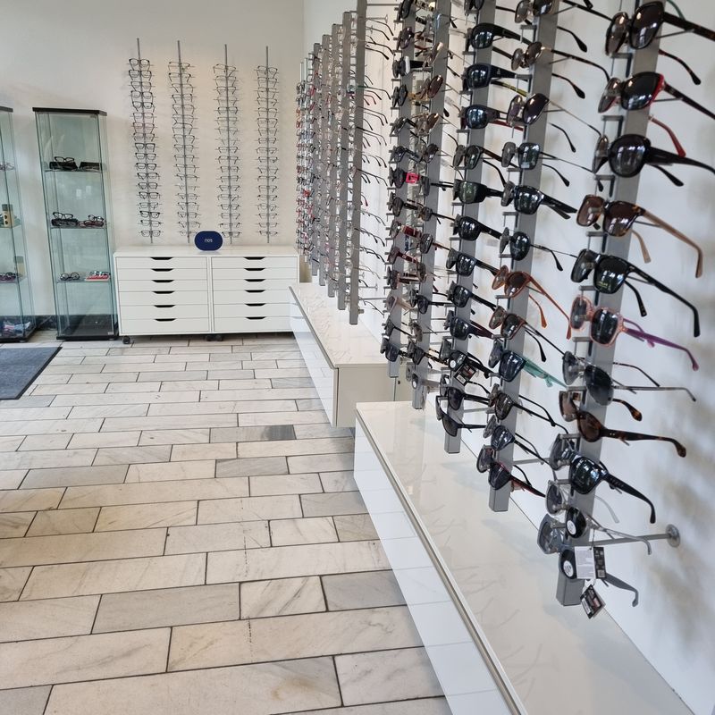 Predajňa Pressburg Optik Herlianska 45 — výber okuliarových rámov