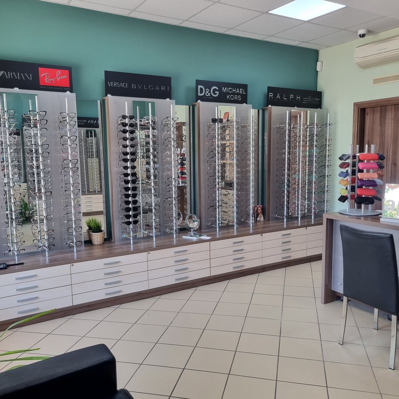 Predajňa Pressburg Optik Ružinovská 5 — steny s okuliarovými rámami